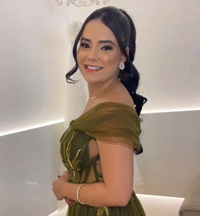 Madrinha com maquiagem e penteado feitos no Studio