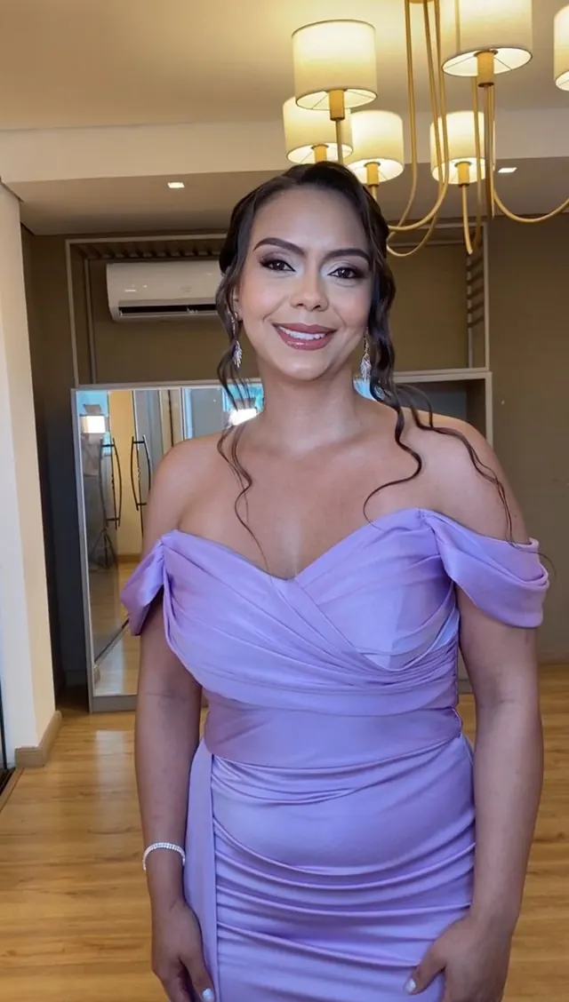 Cliente com maquiagem e penteado semi-preso